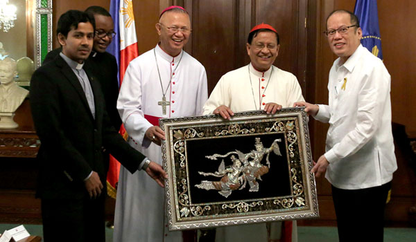 President Benigno S. Aquino III receives a gift from His Eminence Charles Maung Bo, Papal Legate and Archbishop of Yangon, His exelency Most Reverend Jose palma, Archbishop of Cebu and the Pontifical delegation during a courtesy call in Malacanang Monday, February 1, 2016. The Papal legate and his delegation is in Manila after the successful celebration of International Eucharist in Cebu.  (Photo by Gil Nartea/Malacanang Photo Bureau)