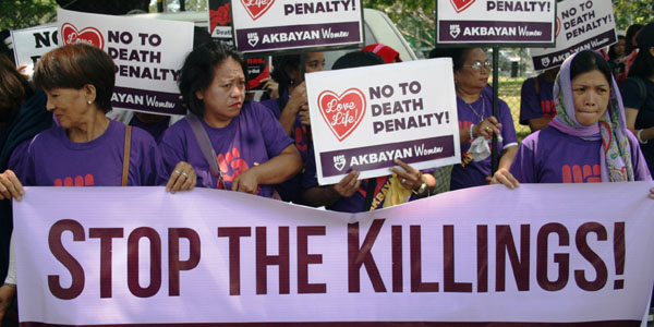NAGPIKET ang militanteng grupong Akbayan upang kondenahin ang pag-apruba ng mababang kapulungan ng Kongreso sa pagbabalik ng parusang kamatayan, gina-nap sa kahabaan ng Katipunan Avenue, Quezon City. (ALEX MENDOZA)