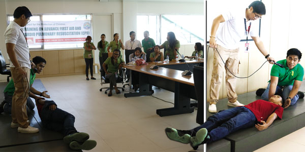 GINAGABAYAN ng isang staff ng Navotas Health Emergency Management Office ang isang titser sa seminar at training sa pagsasagawa ng first aid. (JUN DAVID) 