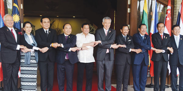 ANG ASEAN traditional leaders’ family photo sa Coconut Palace, Pasay City, kasama si Pangulong Rodrigo Duterte.  (JACK BURGOS) 
