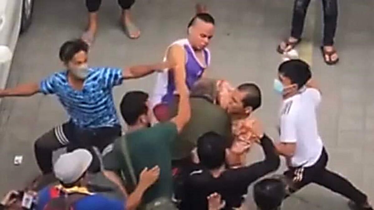 MMDA enforcer bugbog kuyog