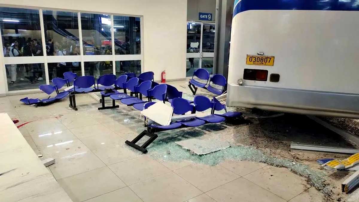 Mall terminal inararo ng bus, estudyante patay, isa sugatan