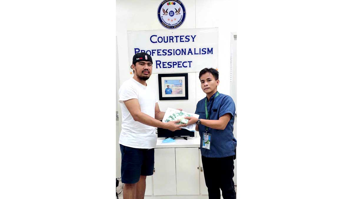 Mahigit P100K na narekober ng janitor sa CR ng mall, isinoli