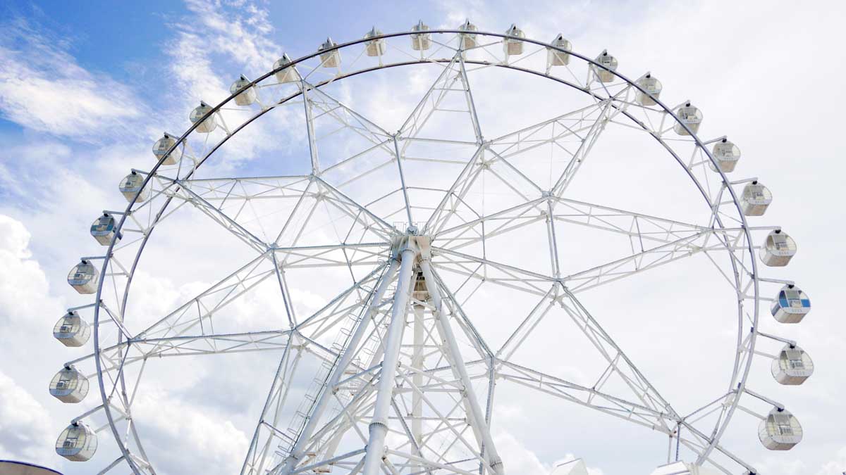 Treat your special someone to a V-Day ride on the MOA Eye and soak in the breathtaking views