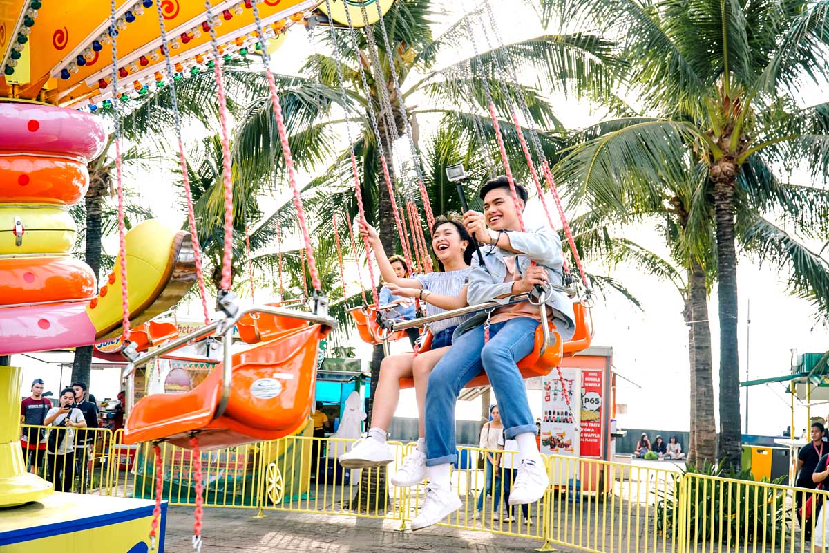 Go on an adventure with loved ones aboard the Lolly Swing ride