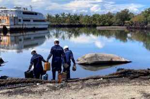 Sa Aklan OIL SPILL SA ISANG SHIPYARD KUMALAT SA KALAPIT NA ILOG