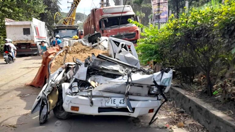 Van nadaganan ng tumaob na truck 3 mag-iina patay, ama sugatan