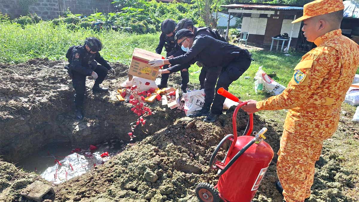 Sa Bulacan KOMPISKADONG ILEGAL NA PAPUTOK AT PYROTECHNIC DEVICES ITINAPON