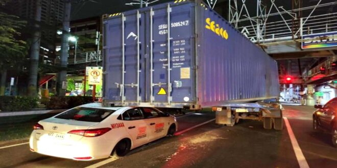 Container van nahulog sa trailer truck Taxi napipi Abad Santos Ave