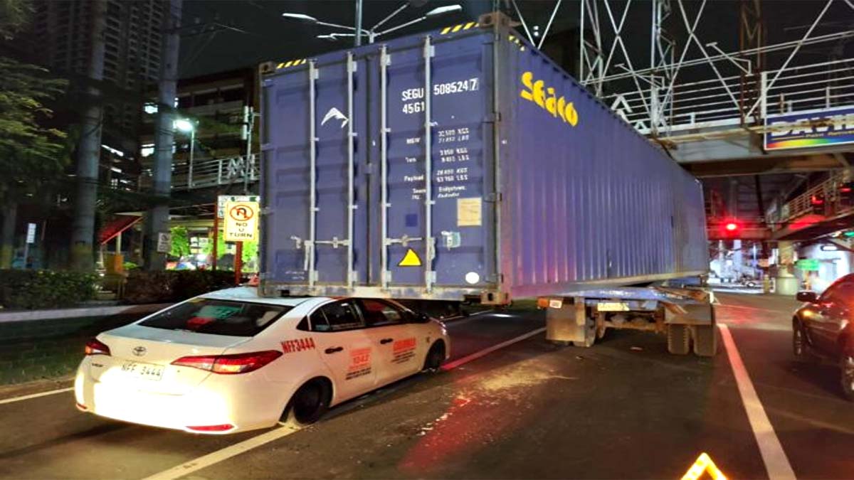 Container van nahulog sa trailer truck Taxi napipi Abad Santos Ave