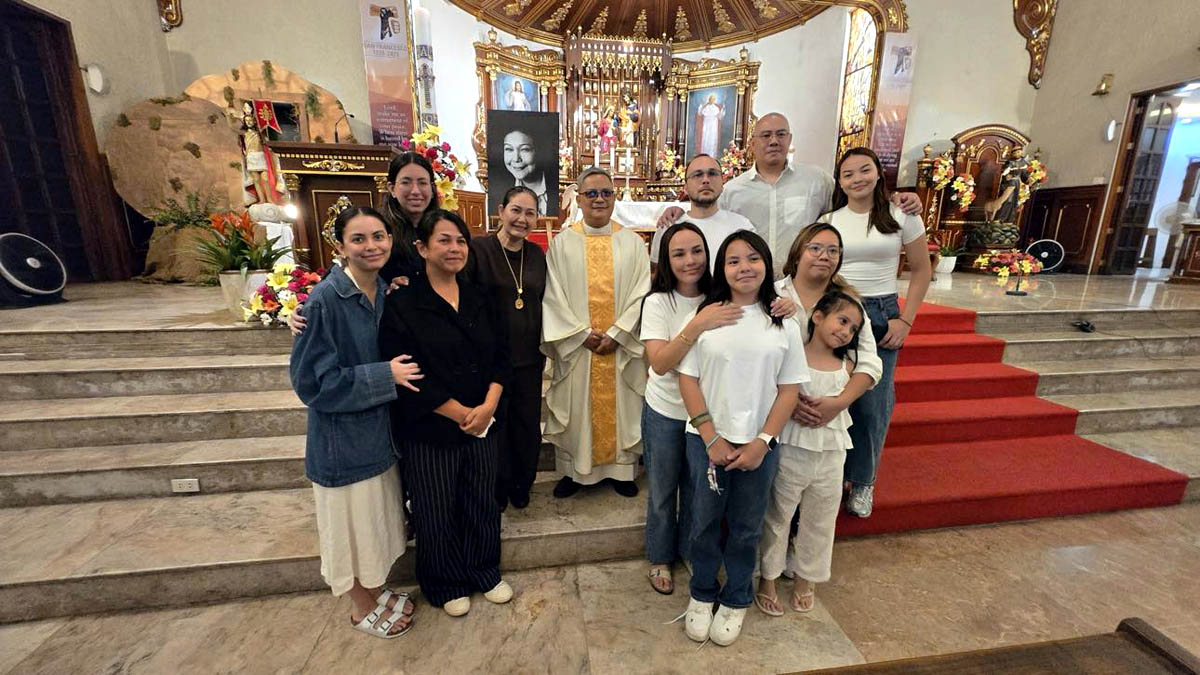 Nora Aunor Lotlot de Leon Kenneth de Leon Matet de Leon