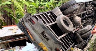 Truck bumagsak sa bahay Infanta Quezon