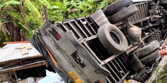 Truck bumagsak sa bahay Infanta Quezon