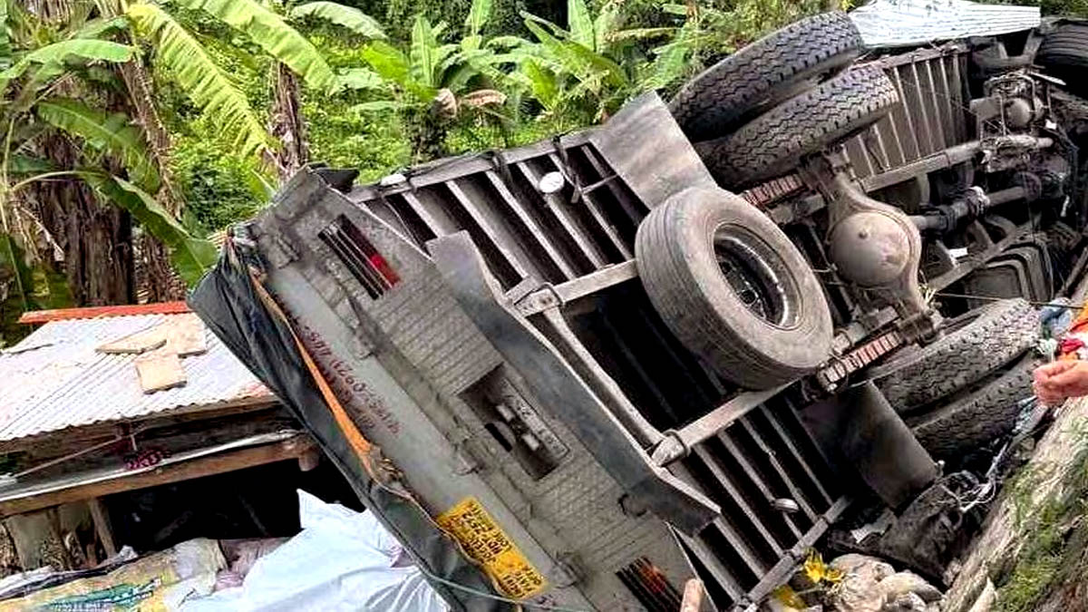 Truck bumagsak sa bahay Infanta Quezon