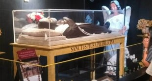 Sa Italy <br> ‘Lumuluhang’ rebulto ni Padre Pio dinarayo